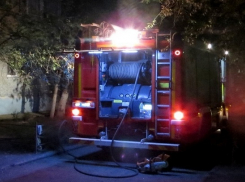 В Новочеркасске спасатели эвакуировали пьяного жителя, оказавшегося в квартире объятой огнем