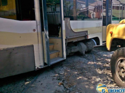 В Новочеркасске на ходу развалился трамвай – пассажиры не пострадали