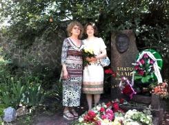 Новочеркасцы в годовщину смерти писателя Анатолия Калинина возложили цветы к его могиле
