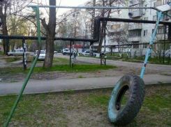 «Веселое» детство на Молодежке: маленькие новочеркасцы катаются на веревках 