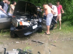 В Новочеркасске в результате ДТП водитель оказался зажат в машине