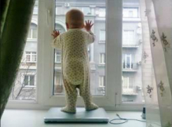 В Новочеркасске из окна выпал 11-месячный ребенок