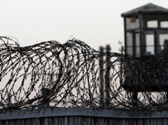 В Новочеркасске мужчина пытался перебросить в колонию два свертка