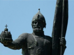 К памятнику Ермака жители Новочеркасска возложили цветы 