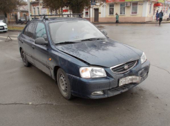 В Новочеркасске таксист не уступил дорогу «Хендаю»