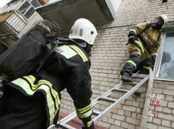 Пожарные спасли 17 человек из пылающего дома в Новочеркасске