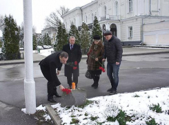 Новочеркассцы несут цветы к символичскому мемориалу