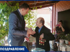В Новочеркасске ветерана ВОВ поздравили с 93-летием