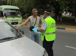 Сотрудники ОГИБДД Новочеркасска напомнили водителям, что они тоже пешеходы