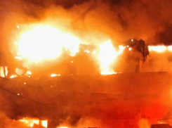 В Новочеркасске, поздней ночью бушующее пламя охватило НЭВЗ