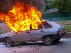 «Файер-шоу» на спуске Герцена: объятая пламенем «девятка» попала на видео