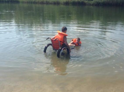 Уникальная коляска позволила маломобильным жителям Новочеркасска искупаться в воде