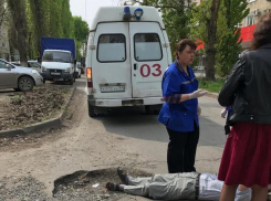 В Новочеркасске пожилой мужчина упал на дороге в яму  и не смог самостоятельно подняться