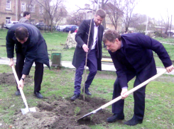 Мэр Новочеркасска Владимир Киргинцев вышел на городскую улицу с лопатой
