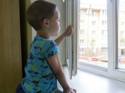 Новочеркасцев предупреждают об опасности падений детей с высоты