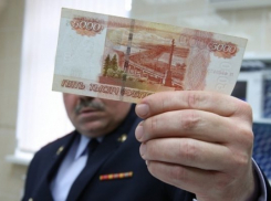 Высокопоставленный полицейский из Новочеркасска попался на взятке в 300 тысяч рублей