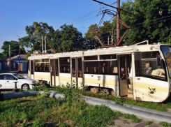 В Новочеркасске иномарка протаранила трамвай