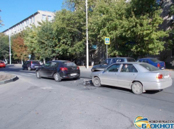 В Новочеркасске автомобиль «Чери» врезался в остановившийся перед пешеходным переходом «Опель»