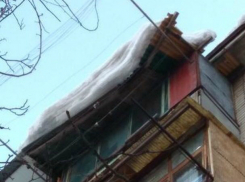 УК «Октябрьский» не чистит крышу многоквартирного дома в Новочеркасске, потому что боится