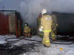 В мощном пожаре в Новочеркасске сгорели гараж и автомобиль