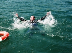 Под Новочеркасском отдых молодым людям испортил надувной матрас