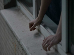 Новочеркасец выпал с 9 этажа и остался жив