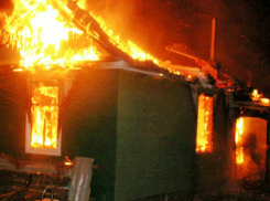 Объятые пламенем дачи переполошили среди ночи хутор Калинин под Новочеркасском