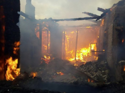 Под Новочеркасском полыхала заброшенная постройка