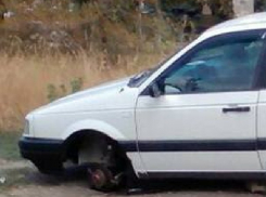 Автоворы «разули» старую иномарку во дворе многоэтажки в Новочеркасске