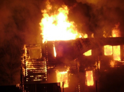 У семьи из Новочеркасска сожгли дом в хуторе и два автомобиля