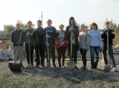 Гостинцы для четвероногих: школьники посетили приют для бездомных собак под Новочеркасском