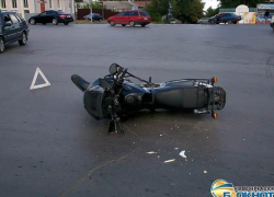 На проспекте Баклановском в Новочеркасске мотоциклист врезался в автомобиль