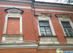 В Новочеркасске со здания приемной губернатора на прохожих падают кирпичи