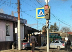 Легковушка пошла на таран кафе в Новочеркасске