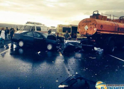 На трассе под Новочеркасском бензовоз раздавил иномарку