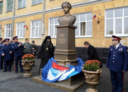 В новочеркасской школе открыли памятник Козьме Крючкову