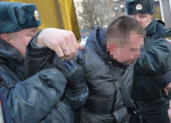 В Новочеркасске дебоширы пытались забрать оружие у полицейского