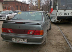 В Новочеркасске автохам остановил трамвайное движение, припарковавшись возле путей