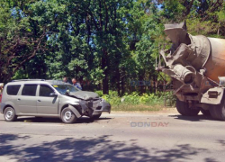 В Новочеркасске «Лада» протаранила бетономешалку