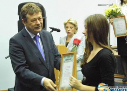 В Новочеркасске 22 школьников наградили стипендией мэра