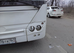 В Новочеркасске лихач при развороте забыл пропустить попутный автобус