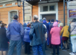 Чтобы попасть на прием к врачу, жители Новочеркасска занимают очередь с 5 утра