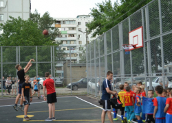 В микрорайоне Молодежном Новочеркасска открыли отремонтированную спортивную площадку