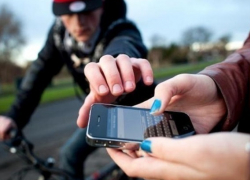 Жительницу Новочеркасска ограбили на улице средь бела дня