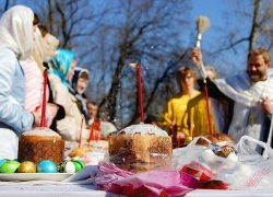 В новочерскасских храмах началось освящение пасхальных куличей и яиц
