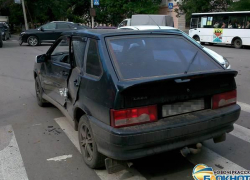 Лексус из Екатеринбурга протаранил ВАЗ-2114 на перекрестке в Новочеркасске