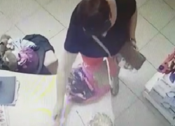 Стащившая деньги в магазине Новочеркасска воровка попала на видео