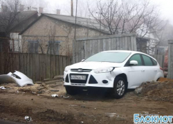 В Новочеркасске в результате ДТП «Фиат» загнал «Форда» во двор к хозяину