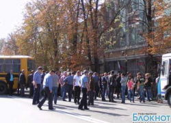 С погибшими полицейскими прощаются в Новочеркасске