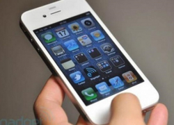 В Новочеркасске мужчина на остановке ударил девушку и отобрал у нее айфон